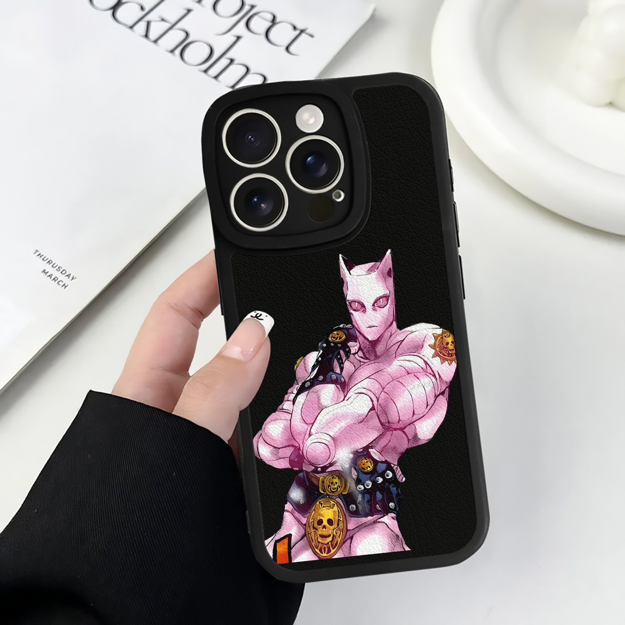 （画像用） ジョジョの奇妙な冒険 きら よしかげ JoJo's Bizarre Adventure Kira Yoshikage 【iPhone 16シリーズ対応】シリコンスマホケース（レザー調） 材質：シリコン